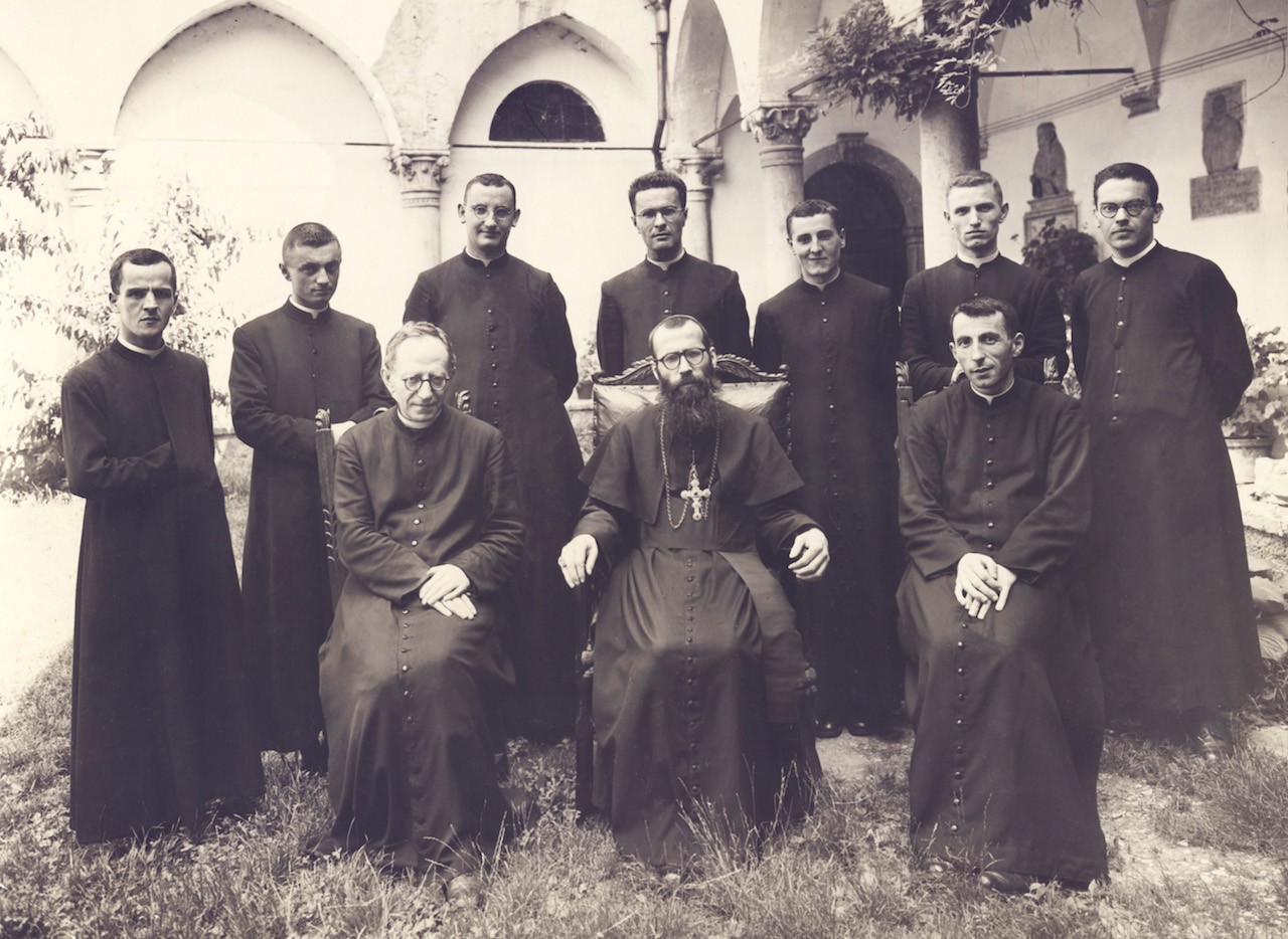 1946. Vice rettore del seminario di Belluno, alla sinistra del vescovo Girolamo Bortignon